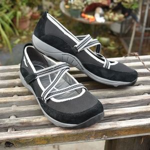 DANSKO BLACK HAZEL FLATS WORN ONCE COMFORT SHOES